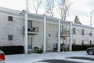 Whitehall Apartments in Sylvania, OH - Foto de edificio - Building Photo