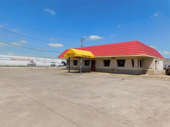 202 N Mechanic St in El Campo, TX - Foto de edificio - Building Photo