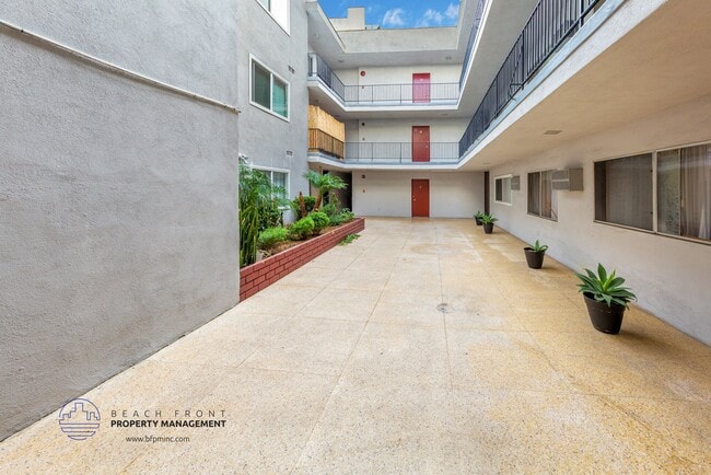 740 S St Andrews Pl, Unit 17 in Los Angeles, CA - Building Photo - Building Photo