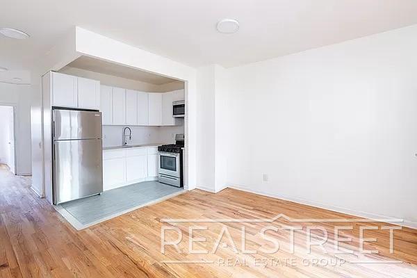Bright & Modern 3BD/2BA Top-Floor Unit wit in Brooklyn, NY - Building Photo