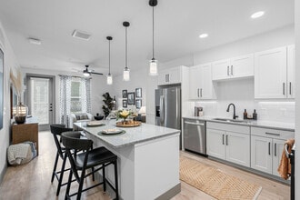 Alpine Creekside in Haltom City, TX - Foto de edificio - Building Photo