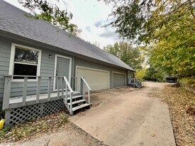 114 Neal St in Farmington, AR - Building Photo