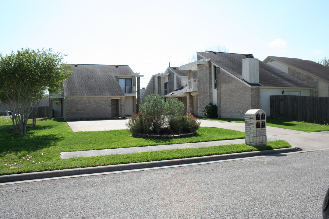 708 Rosewood Dr in Victoria, TX - Building Photo