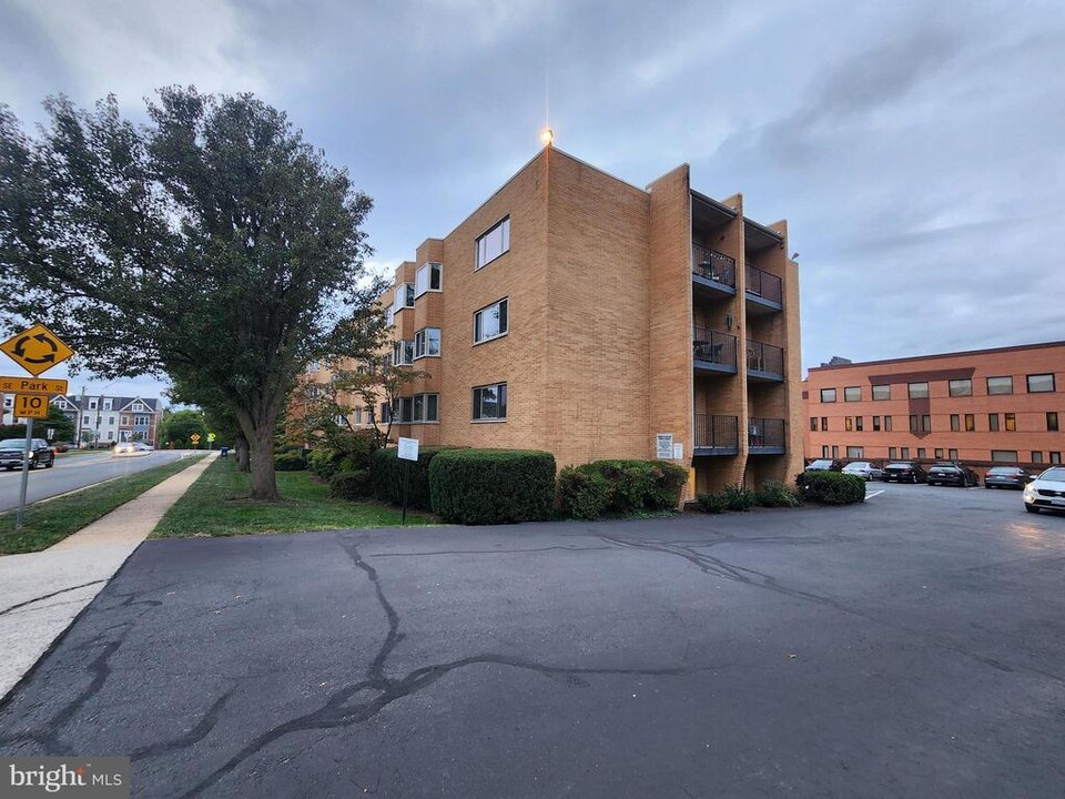 200 Locust St SE in Vienna, VA - Building Photo