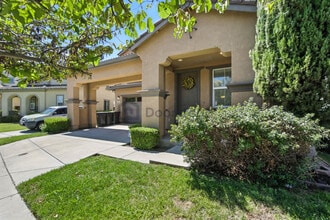 252 Crescent Moon Dr in Lathrop, CA - Foto de edificio - Building Photo