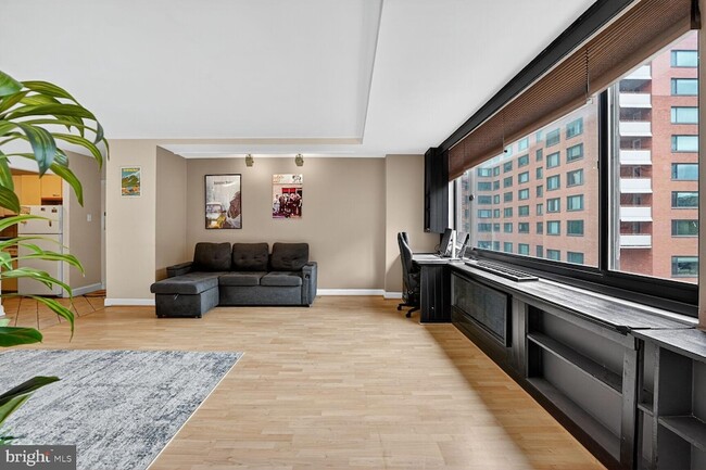 1021 Arlington Blvd, Unit 643 in Arlington, VA - Foto de edificio - Building Photo