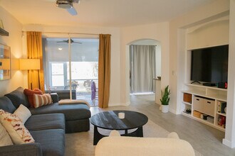 10011 Chiana Cir, Unit 10011 in Ft. Myers, FL - Foto de edificio - Building Photo