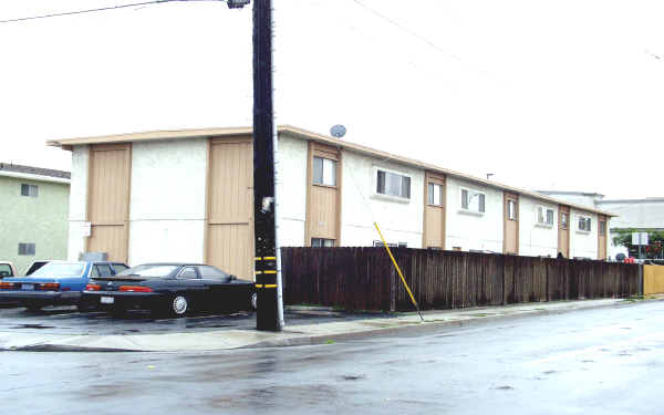 2010 Blossom Ln in Redondo Beach, CA - Building Photo