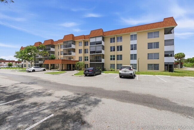 property at 4152 Inverrary Dr