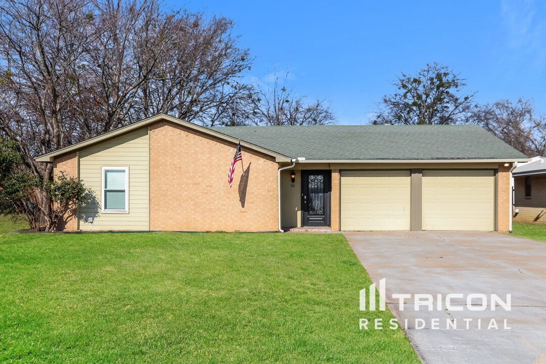 716 Pleasant Manor Ave in Burleson, TX - Building Photo