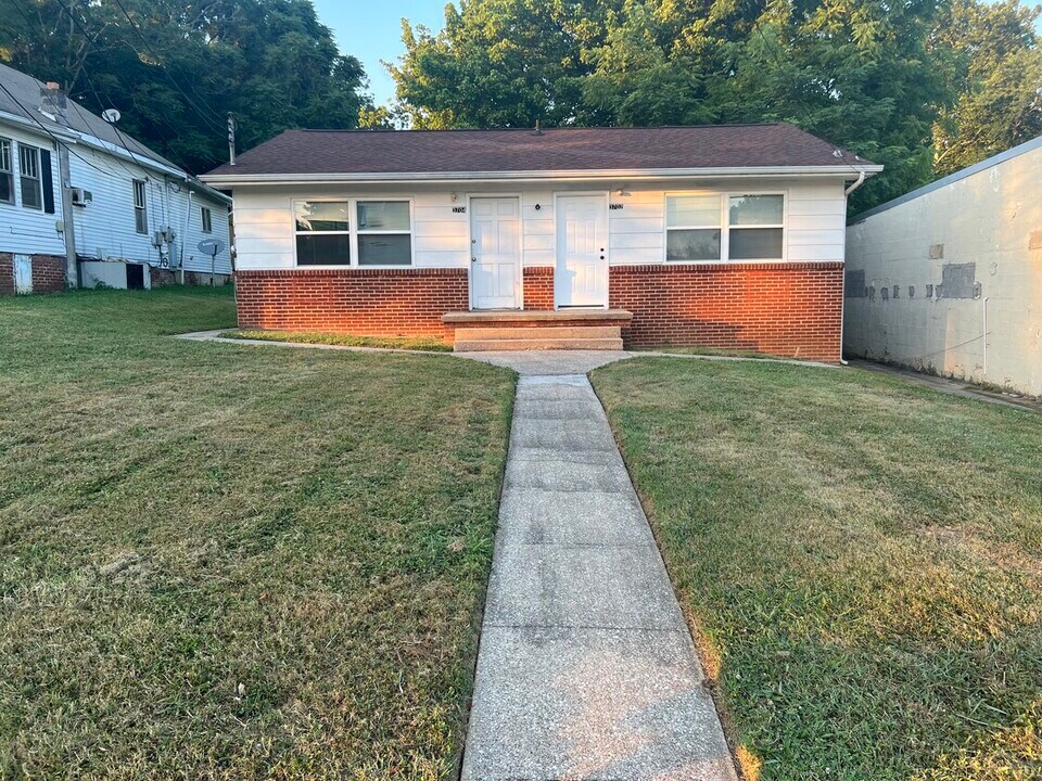 3704 Whittle Springs Rd in Knoxville, TN - Building Photo