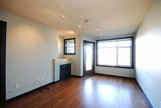 655 Crockett St, Unit B202 in Seattle, WA - Foto de edificio - Building Photo