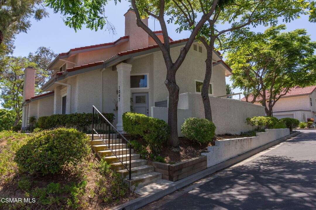 1047 Windmill Ln in Oak Park, CA - Building Photo
