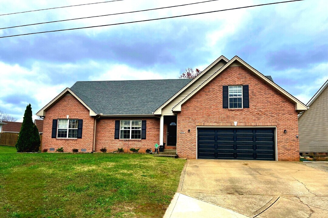 594 Mountain View Dr in Clarksville, TN - Building Photo