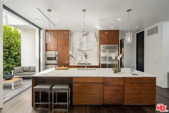 128 S Almont Dr in Los Angeles, CA - Building Photo - Building Photo