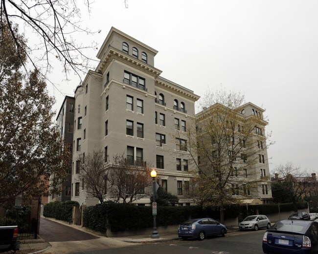 2230 California St NW in Washington, DC - Foto de edificio - Building Photo