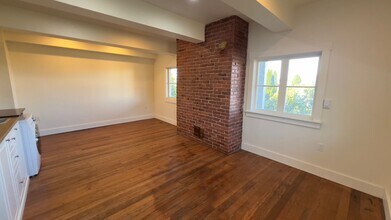 1588 Grand Ave-Unit -1588 Grand Ave. C/Studio in Astoria, OR - Building Photo - Building Photo