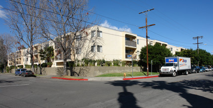 Lennox Lanai Apartments in Van Nuys, CA - Building Photo - Building Photo