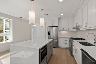310 Border St, Unit #303 in Boston, MA - Building Photo - Building Photo
