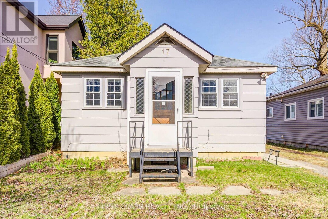 17 Willowbank Ave in Richmond Hill, ON - Building Photo