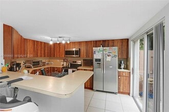 10921 NW 88th Terrace in Doral, FL - Foto de edificio - Building Photo