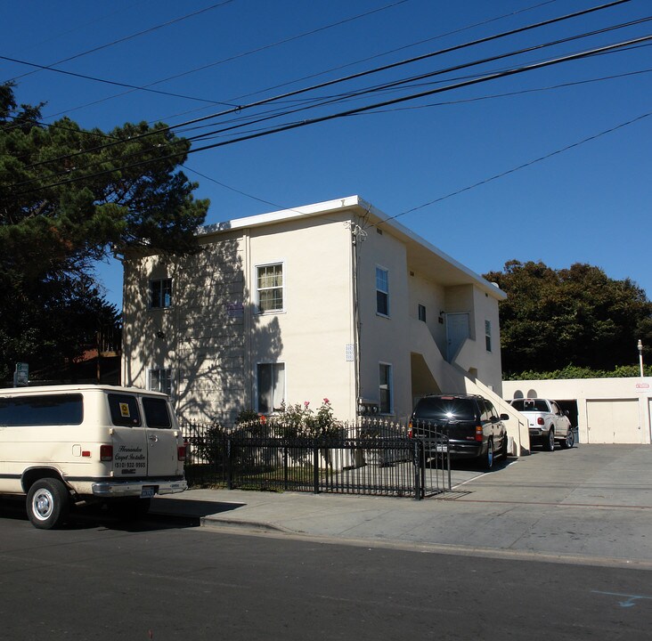 2329 Maricopa Ave in Richmond, CA - Foto de edificio