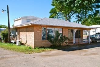 10229 Harry Hines Blvd in Dallas, TX - Building Photo - Building Photo