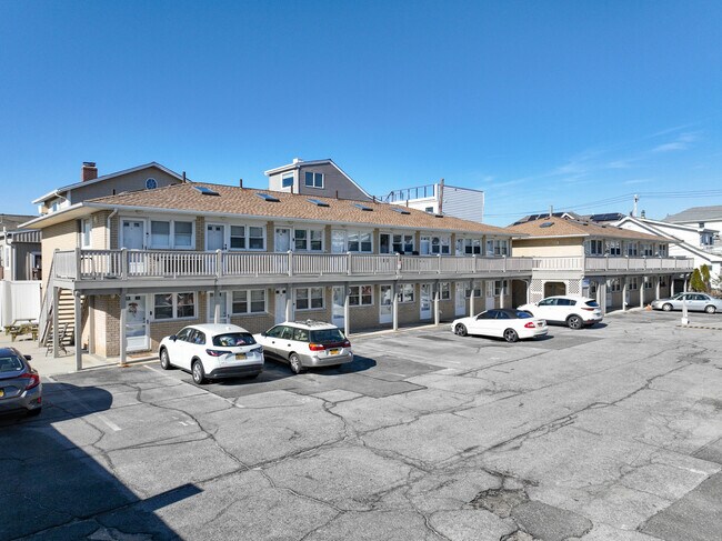 979 Oceanfront in Long Beach, NY - Foto de edificio - Building Photo