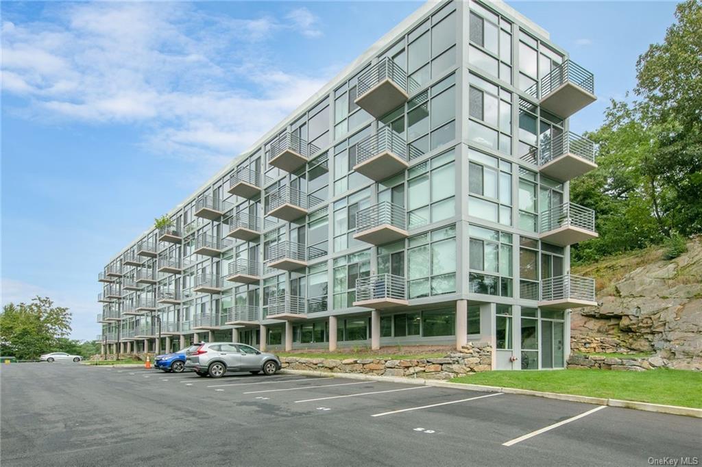 250 Central Park Ave-Unit -2L in Hartsdale, NY - Building Photo
