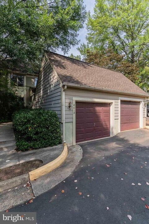 4018 Lake Glen Rd in Fairfax, VA - Building Photo