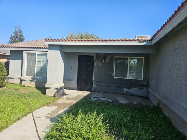 16172 W Botelho Ave in Kerman, CA - Building Photo - Building Photo