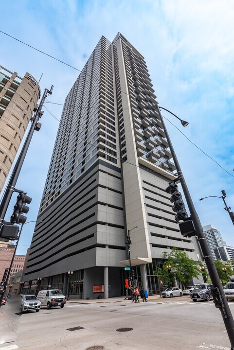 235 W Van Buren St in Chicago, IL - Building Photo