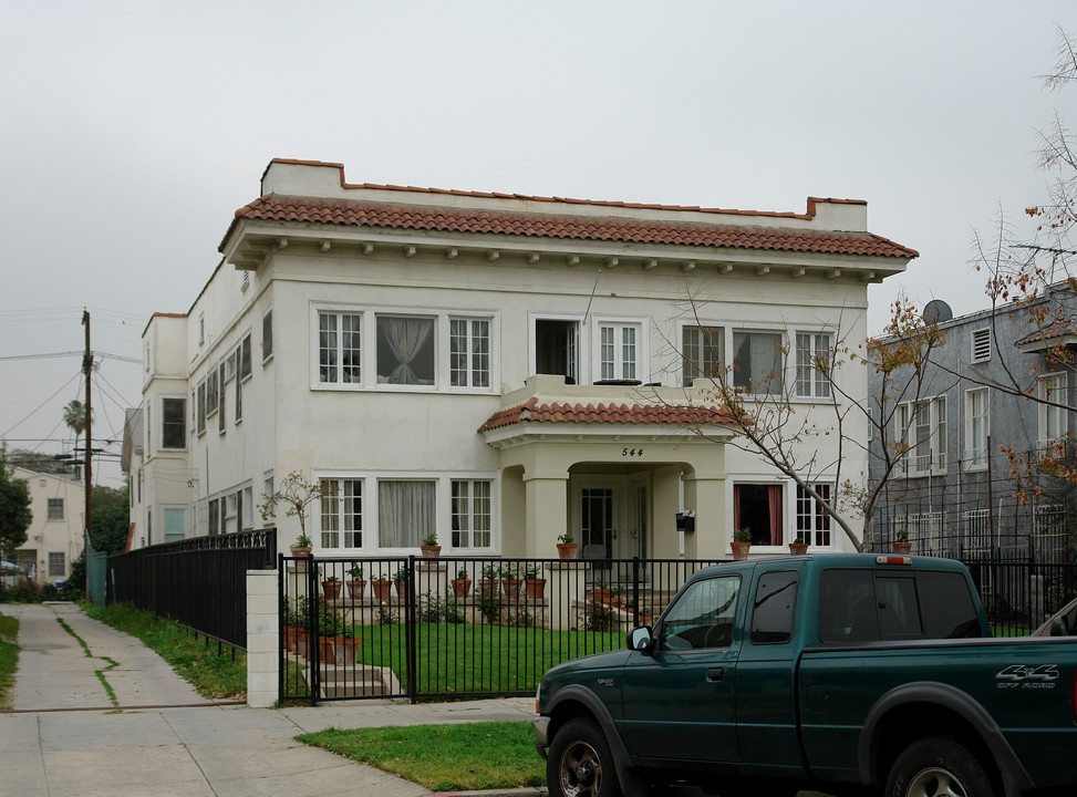 542-546 N Kenmore Ave in Los Angeles, CA - Foto de edificio