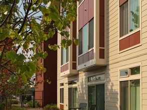 Town Center Station in Happy Valley, OR - Foto de edificio - Building Photo