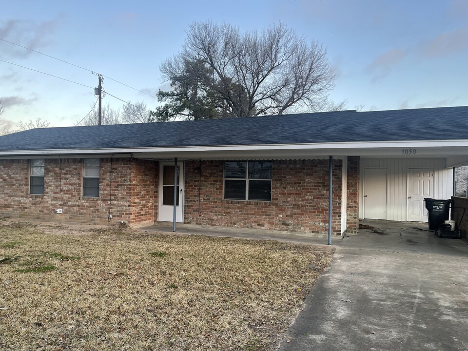 1050 W Lennon Dr in Emory, TX - Building Photo