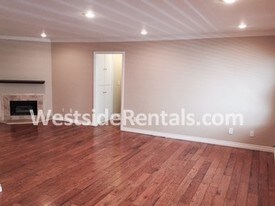 2141 S Bentley Ave, Unit 106 in Los Angeles, CA - Building Photo