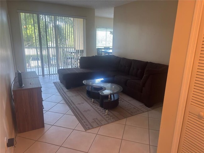 7085 Nova Dr in Davie, FL - Foto de edificio - Building Photo