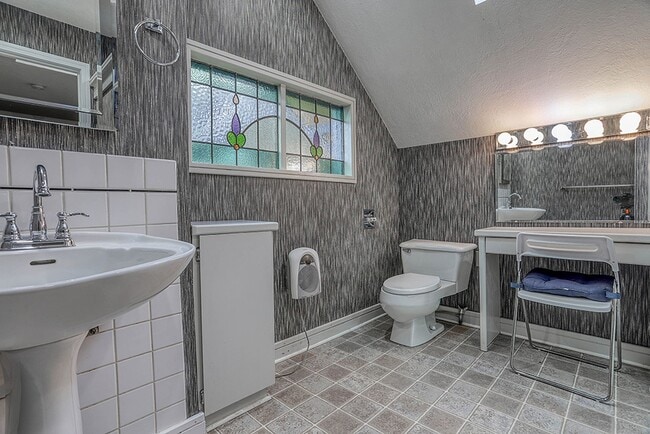 8790 NW Springville Ct in Portland, OR - Building Photo - Building Photo