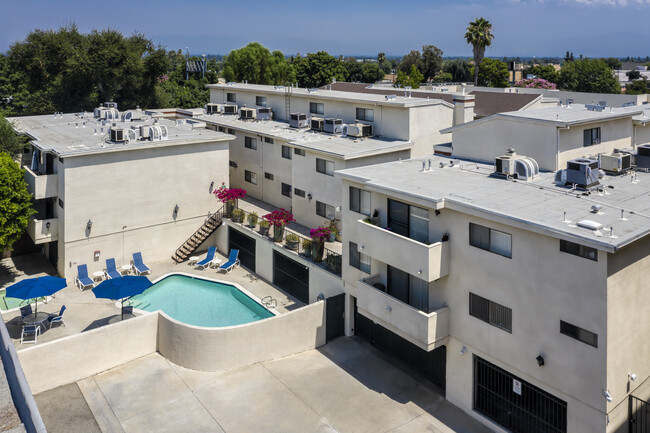 White Oak Apartments in Encino, CA - Building Photo - Building Photo