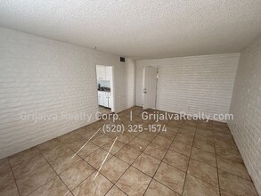 2640 W Oriole Cir in Tucson, AZ - Building Photo - Building Photo