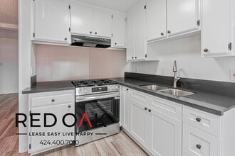 8614 Woodley Ave in Los Angeles, CA - Foto de edificio - Building Photo