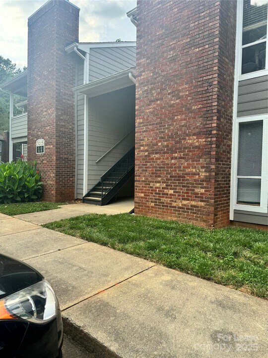 3215 Heathstead Place in Charlotte, NC - Building Photo