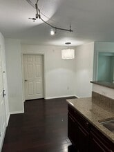 1970 Columbia St, Unit 309 in San Diego, CA - Foto de edificio - Building Photo