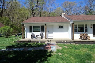 18 Mountain Rd in Tuxedo Park, NY - Building Photo