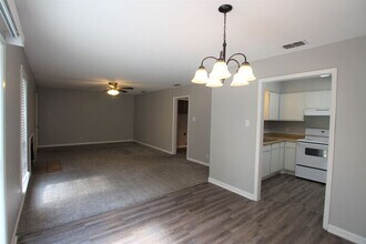 4222 S Park Dr in Tyler, TX - Building Photo - Building Photo