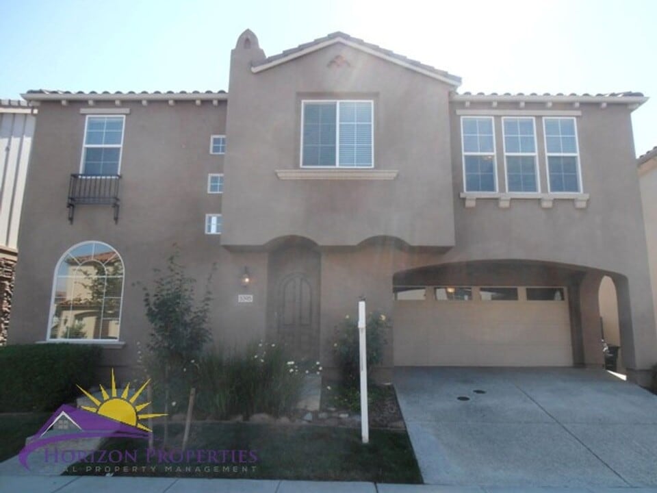 5395 Knotty Pine Way in Sacramento, CA - Building Photo