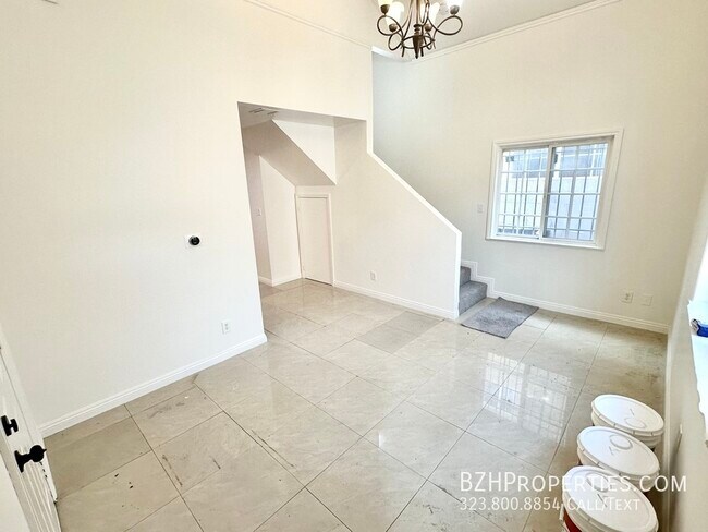 5935 Willoughby Ave in Los Angeles, CA - Building Photo - Building Photo