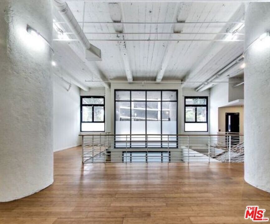330 W 11th St in Los Angeles, CA - Building Photo
