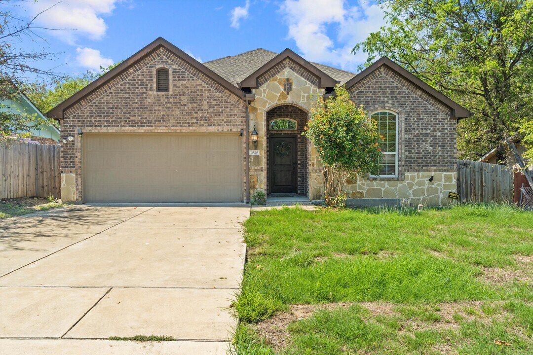 1525 Avenue A in Grand Prairie, TX - Building Photo