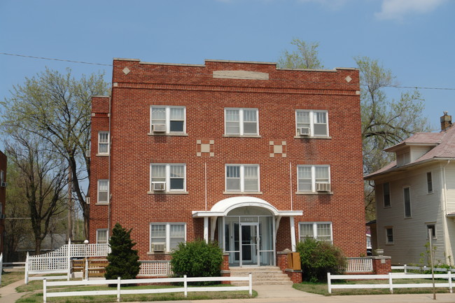 Douglas Ave Apartments in Wichita, KS - Foto de edificio - Building Photo